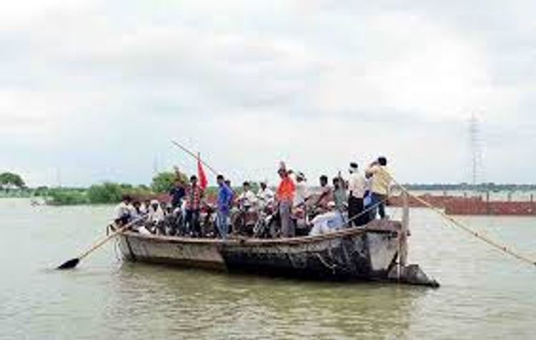 СМИ: В Индии перевернулось пассажирское судно