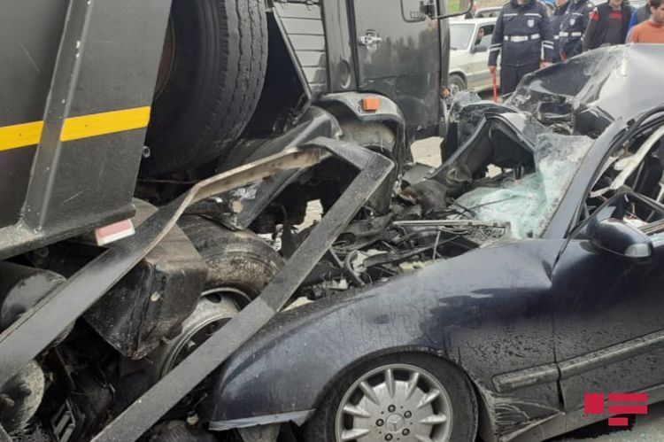 В Баку легковой автомобиль столкнулся с грузовиком, один человек погиб 