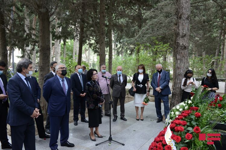 Деятели культуры и искусства посетили могилу Узеира Гаджибейли в l Аллее почетного захоронения