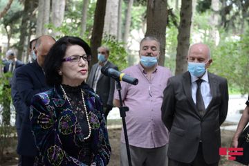 l Fəxri Xiyabanda Üzeyir Hacıbəylinin və musiqi xadimlərinin məzarları ziyarət edilib