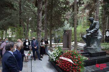 l Fəxri Xiyabanda Üzeyir Hacıbəylinin və musiqi xadimlərinin məzarları ziyarət edilib