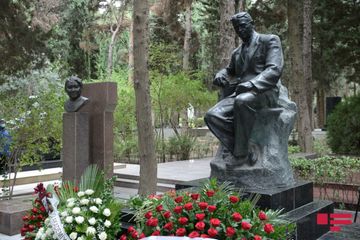 l Fəxri Xiyabanda Üzeyir Hacıbəylinin və musiqi xadimlərinin məzarları ziyarət edilib