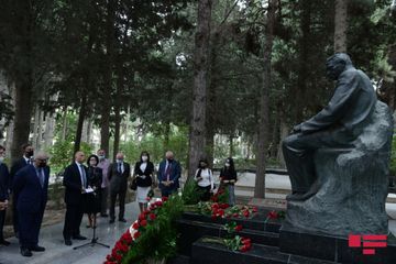 l Fəxri Xiyabanda Üzeyir Hacıbəylinin və musiqi xadimlərinin məzarları ziyarət edilib