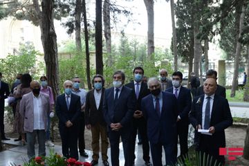 l Fəxri Xiyabanda Üzeyir Hacıbəylinin və musiqi xadimlərinin məzarları ziyarət edilib