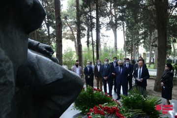 l Fəxri Xiyabanda Üzeyir Hacıbəylinin və musiqi xadimlərinin məzarları ziyarət edilib