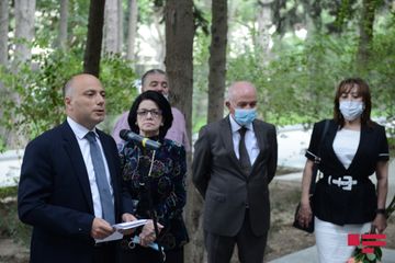 l Fəxri Xiyabanda Üzeyir Hacıbəylinin və musiqi xadimlərinin məzarları ziyarət edilib