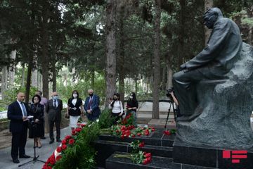 l Fəxri Xiyabanda Üzeyir Hacıbəylinin və musiqi xadimlərinin məzarları ziyarət edilib