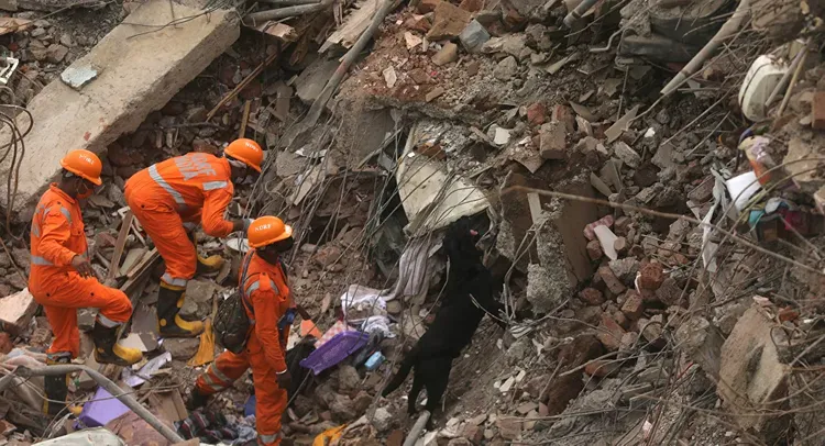 10 killed, many trapped as a result of collapse of 40-year-old residential building near Mumbai