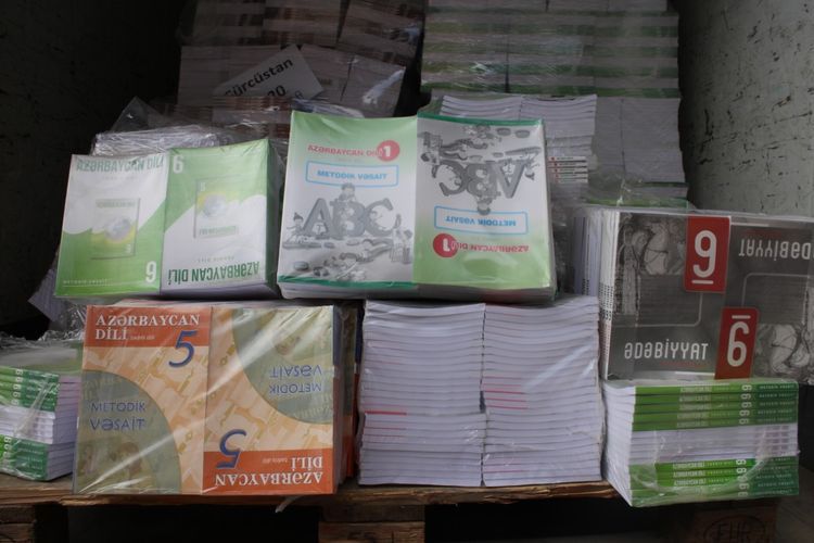 Учебники для азербайджанских школ переданы Министерству образования Грузии