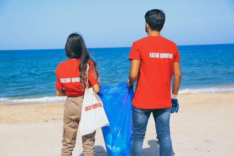 На бакинских пляжах при поддержке Bakcell и партнеров прошла кампания «Защитим Каспий» - ФОТО