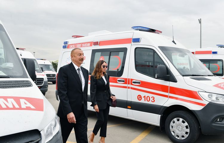 Президент Ильхам Алиев и первая леди Мехрибан Алиева ознакомились с доставленными в Азербайджан новыми автомобилями скорой медицинской помощи  - ОБНОВЛЕНО