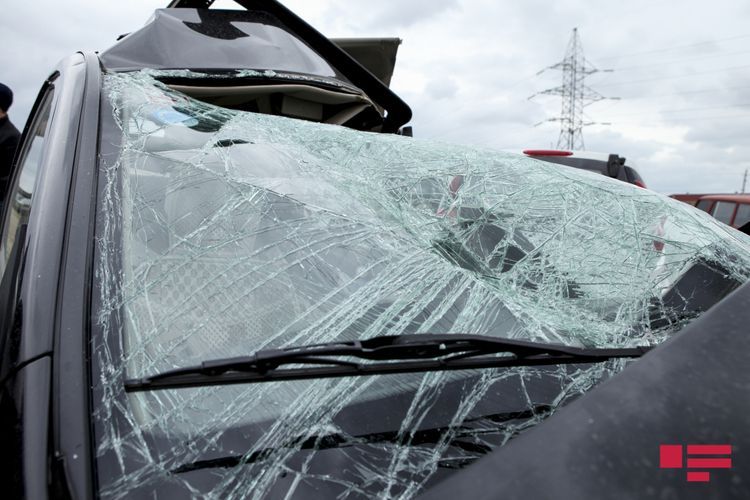 В Баку грузовик столкнулся с легковым автомобилем, есть погибший