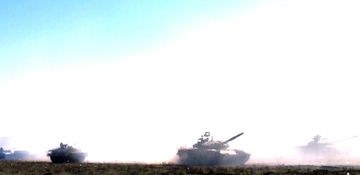 Танковые подразделения во взаимодействии с артиллерией выполняют учебно-боевые задачи - ВИДЕО