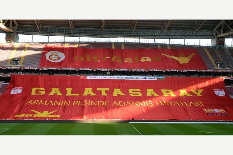 "Qalatasaray" -"Fənərbaxça" derbisində Azərbaycan ordusuna dəstək plakatları qaldırılıb