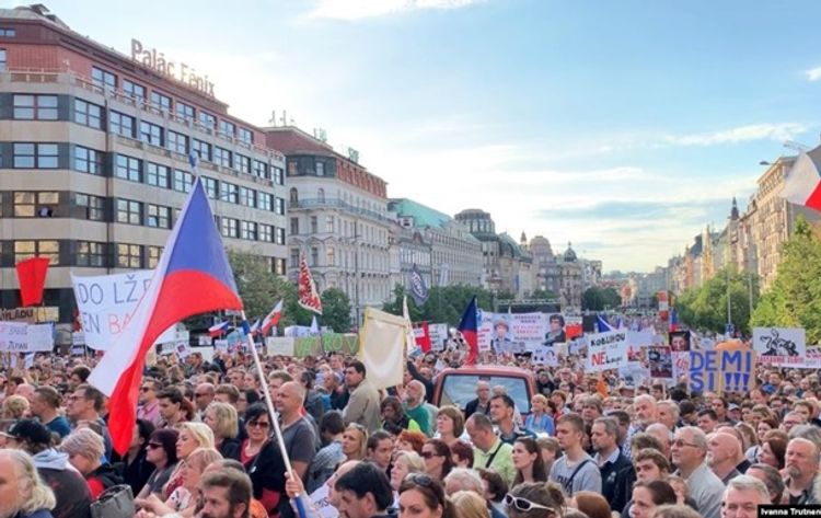В Праге  прошел митинг протеста против ограничительных мер из-за коронавируса