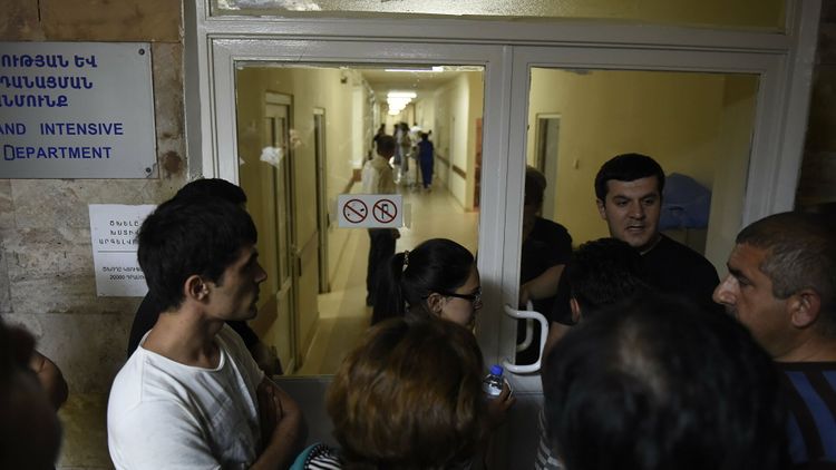 Больницы Армении прекратили плановый прием из-за военного положения