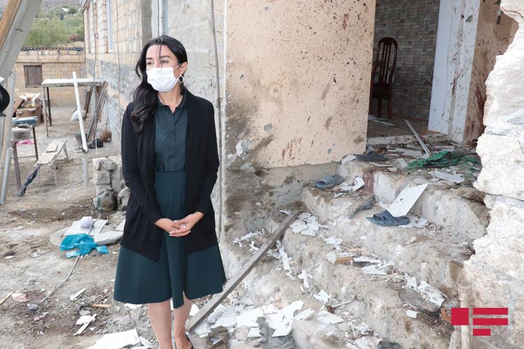 Ombudsman düşmənin ağır artilleriya atəşi nəticəsində dinc sakinlərin həlak olduğu əraziyə baş çəkib - FOTO