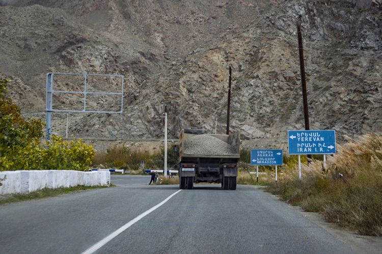 Официальный представитель Ирана заявил о приостановке движения российских грузовиков в Армению 