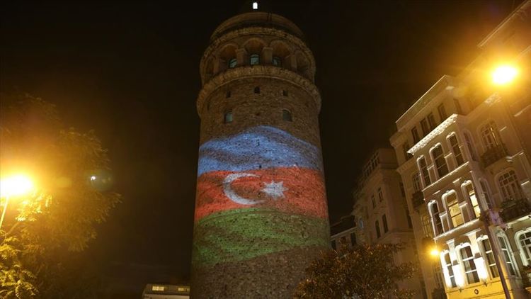 Türkiyədəki Qalata qülləsi Azərbaycan bayrağının rəngləri ilə işıqlandırılıb