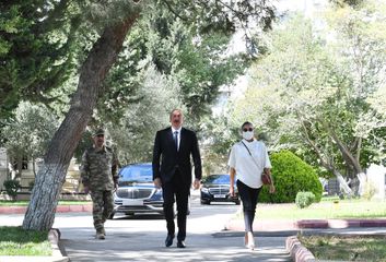 Prezident İlham Əliyev və Mehriban Əliyeva yaralı hərbçilərlə görüşüblər - YENİLƏNİB