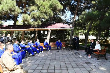 Prezident İlham Əliyev və Mehriban Əliyeva yaralı hərbçilərlə görüşüblər - YENİLƏNİB