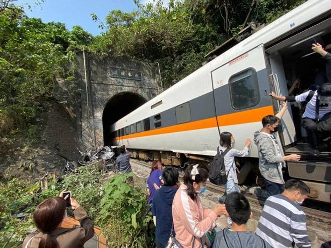 Пассажирский поезд сошел с рельсов на Тайване, есть погибшие и раненые 