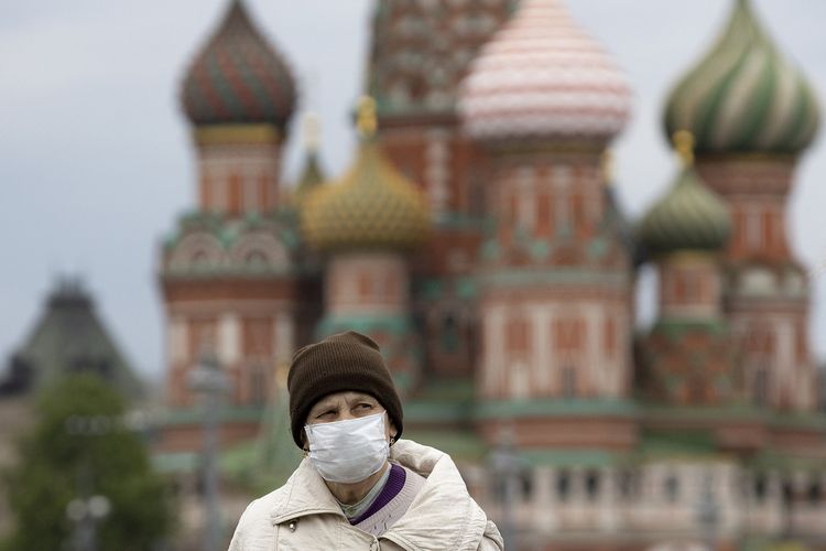 Too early to cancel obligatory mask use in Russia, expert says