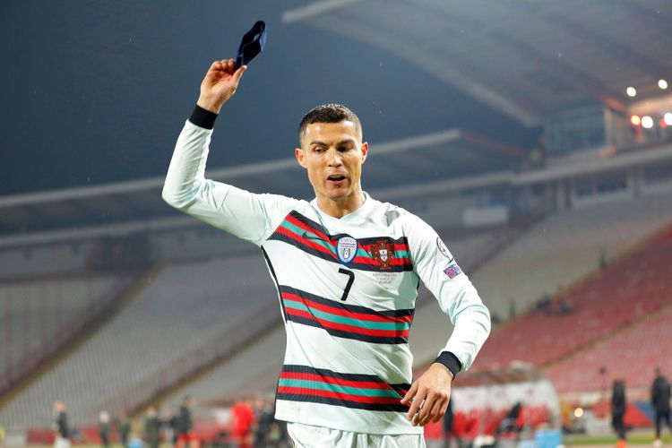 Ronaldonun yerə çırpdığı kapitan sarğısı 63,7 min dollara satılıb