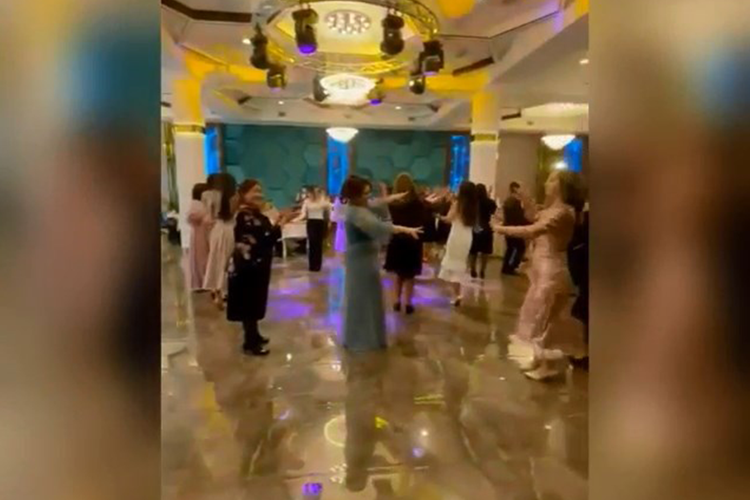 В Баку на свадьбе оштрафованы больной коронавирусом певец и еще 85 человек - ВИДЕО