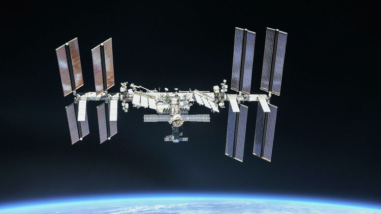 Космонавт замазал герметиком места утечки воздуха на МКС