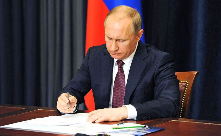 Putin ona daha iki dəfə prezident seçilmək hüququ tanıyan qanunu imzalayıb