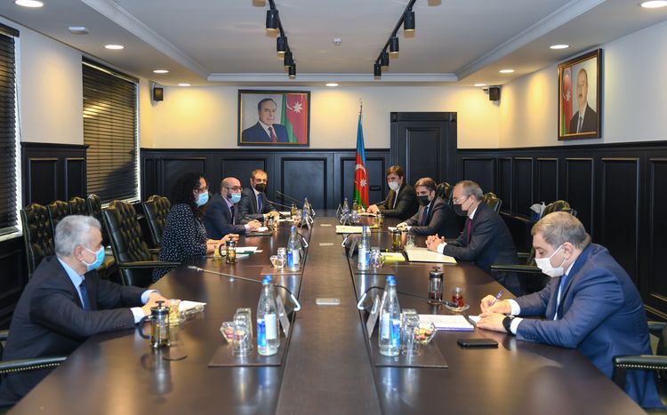 Azərbaycan və AİB arasında əməkdaşlığın inkişafına dair müzakirələr aparılıb