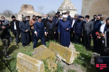 Allahşükür Paşazadə və dini konfessiya rəhbərləri Ağdamda İmarət qəbiristanlığını ziyarət ediblər