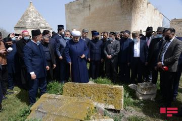 Allahşükür Paşazadə və dini konfessiya rəhbərləri Ağdamda İmarət qəbiristanlığını ziyarət ediblər