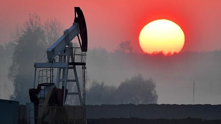 Oil prices mixed over weaker dollar, rising supplies