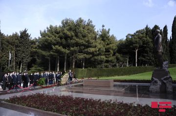 Türk Şurasının media üzrə yüksək vəzifəli rəsmiləri Fəxri xiyabanı və Şəhidlər xiyabanını ziyarət edib - FOTO