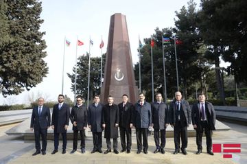 Türk Şurasının media üzrə yüksək vəzifəli rəsmiləri Fəxri xiyabanı və Şəhidlər xiyabanını ziyarət edib - FOTO