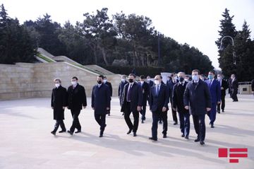 Türk Şurasının media üzrə yüksək vəzifəli rəsmiləri Fəxri xiyabanı və Şəhidlər xiyabanını ziyarət edib - FOTO