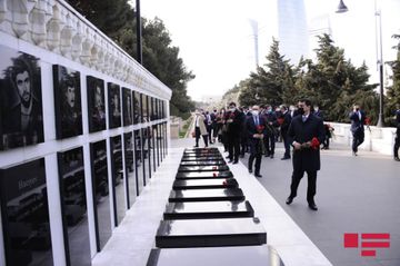 Türk Şurasının media üzrə yüksək vəzifəli rəsmiləri Fəxri xiyabanı və Şəhidlər xiyabanını ziyarət edib - FOTO