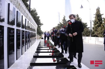 Türk Şurasının media üzrə yüksək vəzifəli rəsmiləri Fəxri xiyabanı və Şəhidlər xiyabanını ziyarət edib - FOTO