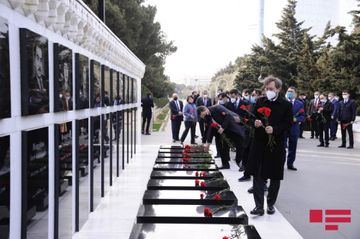 Türk Şurasının media üzrə yüksək vəzifəli rəsmiləri Fəxri xiyabanı və Şəhidlər xiyabanını ziyarət edib - FOTO