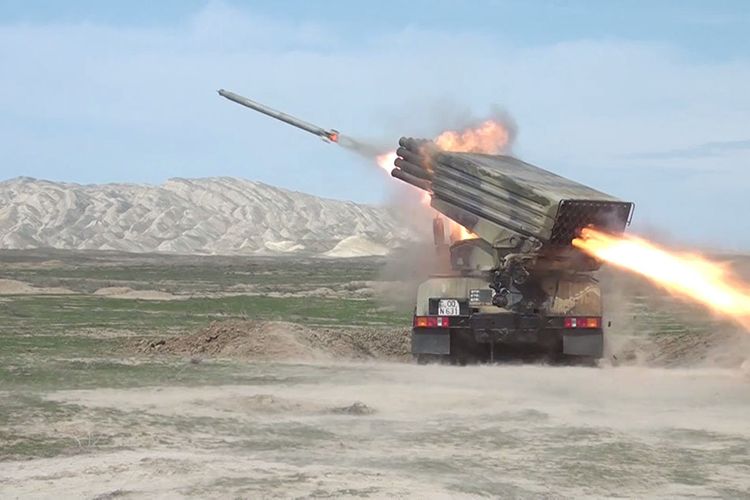 Azərbaycan Ordusunda raket-artilleriya batareyalarının döyüş atışlı taktiki təlimləri başlayıb - VİDEO