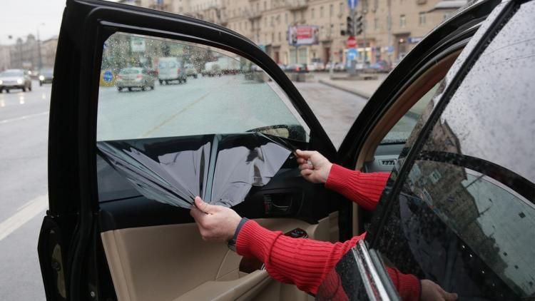 В Азербайджане ввели запрет на использование цветной пленки в верхней части лобового стекла автомобилей