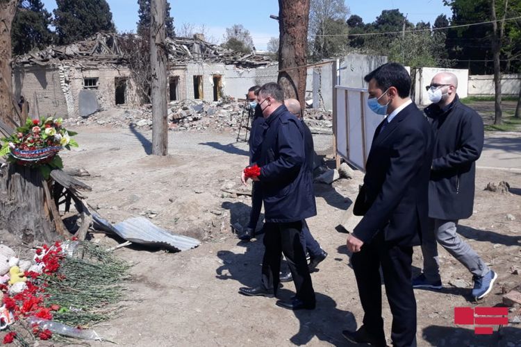 Члены Сената Италии посетили в Гяндже территорию, подвергшуюся обстрелу со стороны Армении 