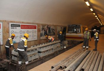 Bakı metrosunda ağac şpallar dəmir-beton bloklarla əvəzlənir - FOTO