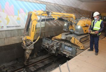 Bakı metrosunda ağac şpallar dəmir-beton bloklarla əvəzlənir - FOTO