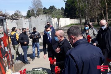 İtaliya Senatının üzvləri Gəncədə Ermənistanın atəşə tutduğu ərazidə olub - FOTO