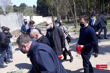 İtaliya Senatının üzvləri Gəncədə Ermənistanın atəşə tutduğu ərazidə olub - FOTO