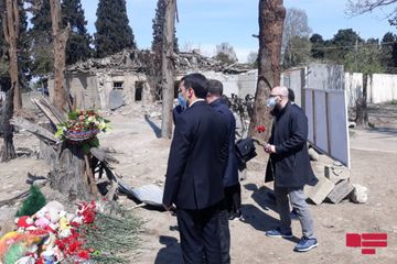 İtaliya Senatının üzvləri Gəncədə Ermənistanın atəşə tutduğu ərazidə olub - FOTO