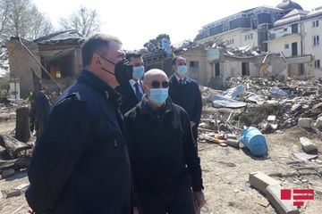 İtaliya Senatının üzvləri Gəncədə Ermənistanın atəşə tutduğu ərazidə olub - FOTO